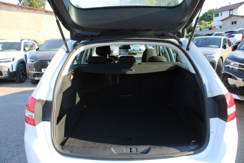 Photo 6 de l'offre de PEUGEOT 308 III SW ACTIVE 110 CV ESSENCE CLIM GPS 3D AUDIO MP3 USB JA 17 RADAR BLUETOOTH RÃGULATEUR à 10990€ chez Bougel transactions