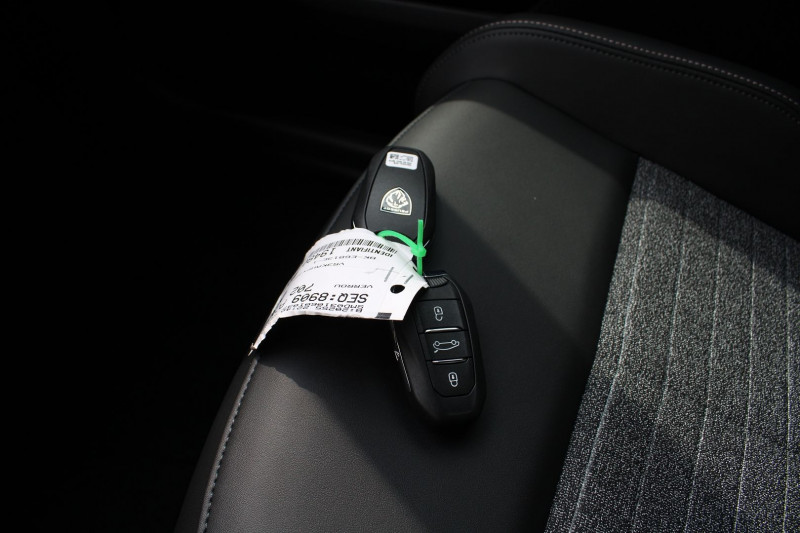 Photo 15 de l'offre de PEUGEOT 3008 PHASE 5 ALLURE 145 CV HYBRIDE GPS 3D CAMÃRA USB JA 19 FULL LED I-COKPIT BOITE AUTO DCS-6 à 33500€ chez Bougel transactions