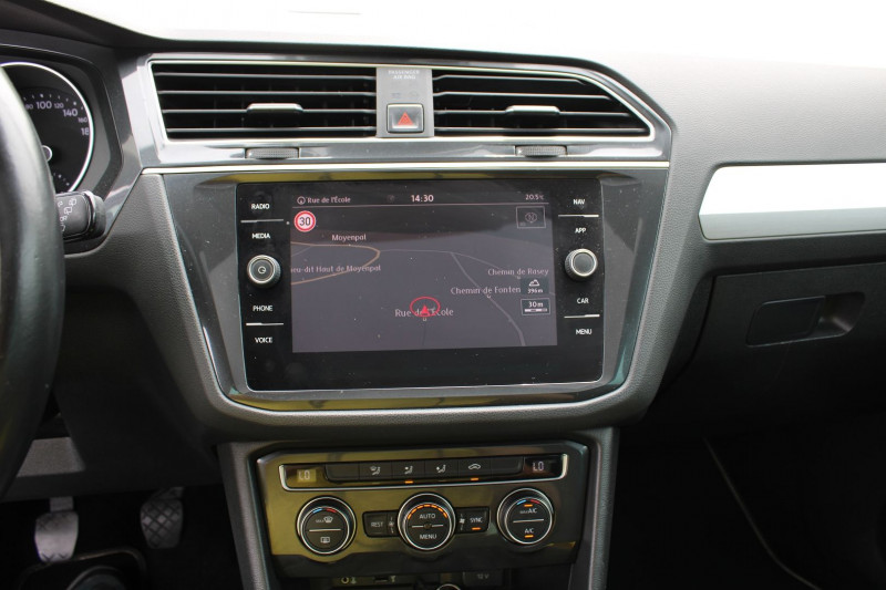 Photo 14 de l'offre de VOLKSWAGEN TIGUAN 4 SPORT 2L TDI 150 GPS MÃDIA USB CAMÃRA RÃGULATEUR BLUETOOTH TOIT PANO  BOITE 6V à 18990€ chez Bougel transactions