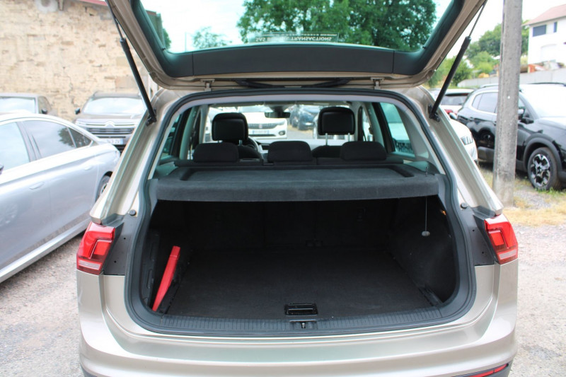 Photo 6 de l'offre de VOLKSWAGEN TIGUAN 4 SPORT 2L TDI 150 GPS MÃDIA USB CAMÃRA RÃGULATEUR BLUETOOTH TOIT PANO  BOITE 6V à 18990€ chez Bougel transactions