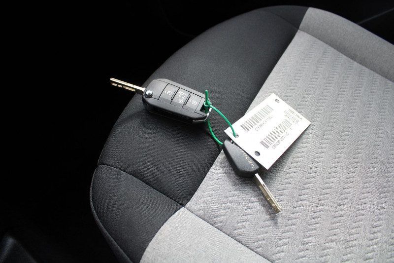 Photo 16 de l'offre de CITROEN BERLINGO 5 FEEL BLUEHDI DIESEL 100 CV BOITE 6V RÃGULATEUR BLUETOOTH CAMÃRA GPS LINK  LEDS à 25990€ chez Bougel transactions