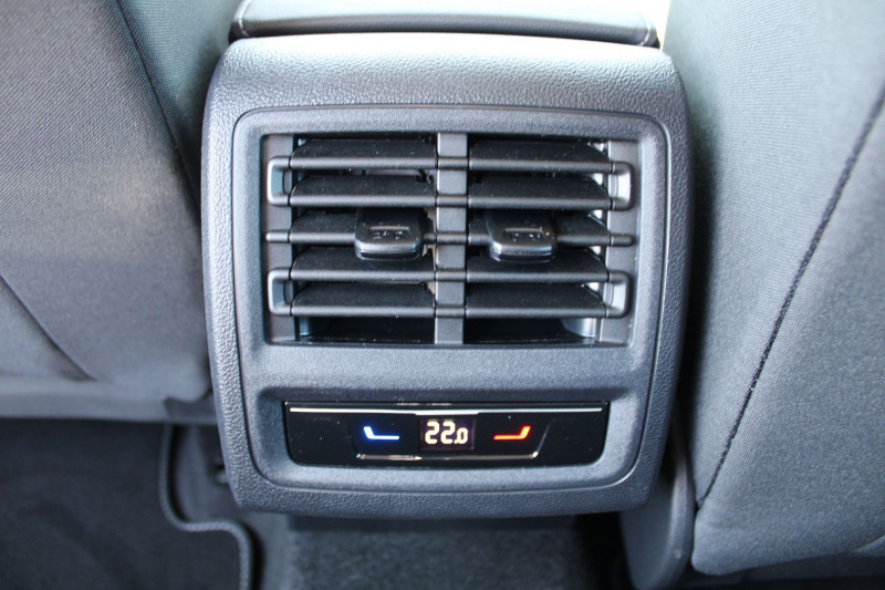 Photo 9 de l'offre de VOLKSWAGEN GOLF 8 HYBRID 1L4 STYLE 204 CV DSG BOITE AUTO GRAND GPS 3D CAMÃRA FULL LEDS  JANTES 16 à 31990€ chez Bougel transactions