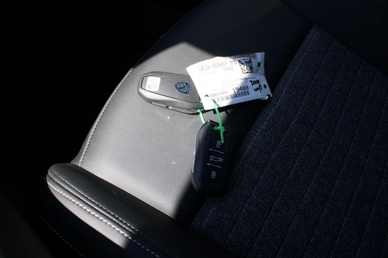 Photo 15 de l'offre de PEUGEOT 3008 PHASE 5 ALLURE 145 CV HYBRIDE GPS 3D CAMÃRA USB JA 19 FULL LED I-COKPIT BOITE AUTO DCS-6 à 33500€ chez Bougel transactions
