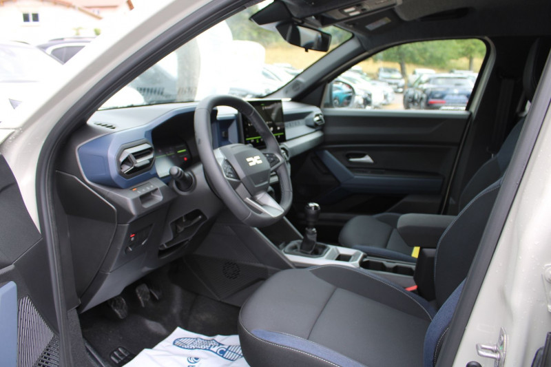 Photo 7 de l'offre de DACIA DUSTER VI TCE 130 CV JOURNEY MILD HYBRIDE GPS 3D CAMÃRA 360Â° JA 18 USB I-COKPIT FULL LED à 25800€ chez Bougel transactions