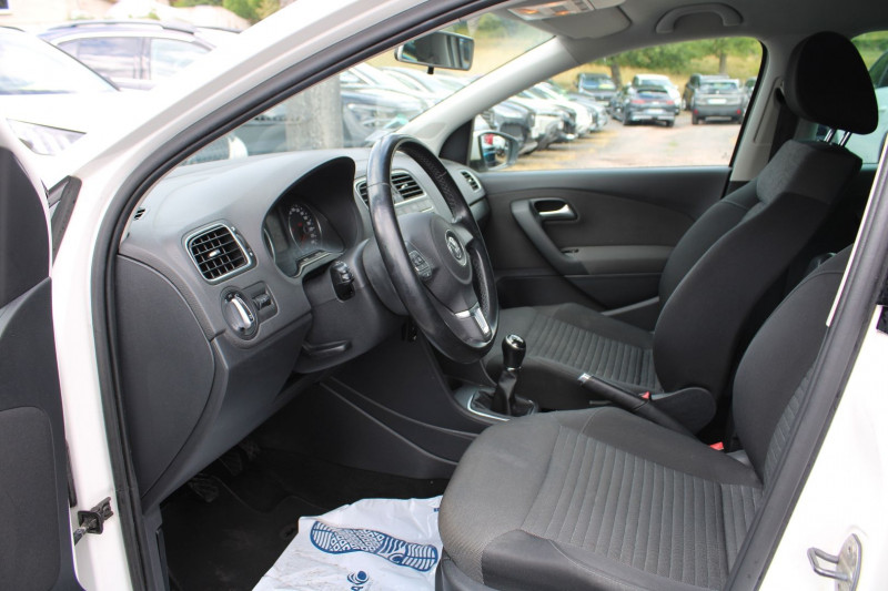 Photo 7 de l'offre de VOLKSWAGEN POLO CONFORTLINE 1L6 TDI 90 CV GPS 3D CLIM AUDIO MP3 JA 15 RADAR BLUETOOTH RÃGULATEUR à 10900€ chez Bougel transactions