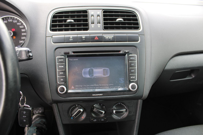 Photo 12 de l'offre de VOLKSWAGEN POLO CONFORTLINE 1L6 TDI 90 CV GPS 3D CLIM AUDIO MP3 JA 15 RADAR BLUETOOTH RÃGULATEUR à 10900€ chez Bougel transactions