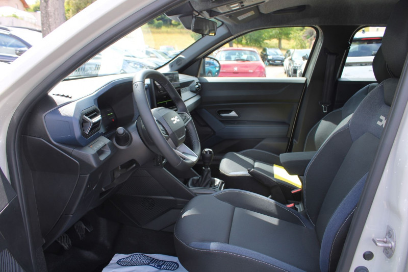 Photo 8 de l'offre de DACIA DUSTER VI EXPRESSION ECO-GPL TCE 100 CV GPS CARPLAY CAMÃRA FULL LED MP3 USB JA 17 I-COKPIT à 22500€ chez Bougel transactions
