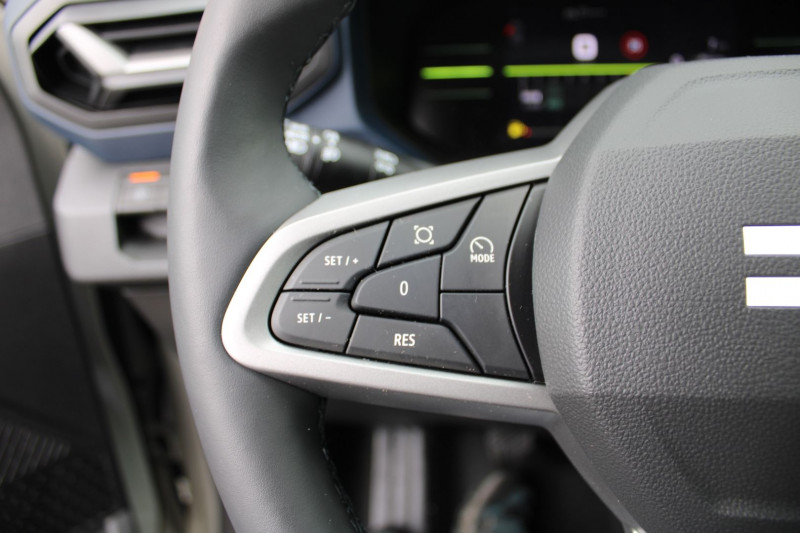 Photo 10 de l'offre de DACIA DUSTER VI TCE 130 CV JOURNEY MILD HYBRIDE GPS 3D CAMÃRA 360Â° JA 18 USB I-COKPIT FULL LED à 25800€ chez Bougel transactions