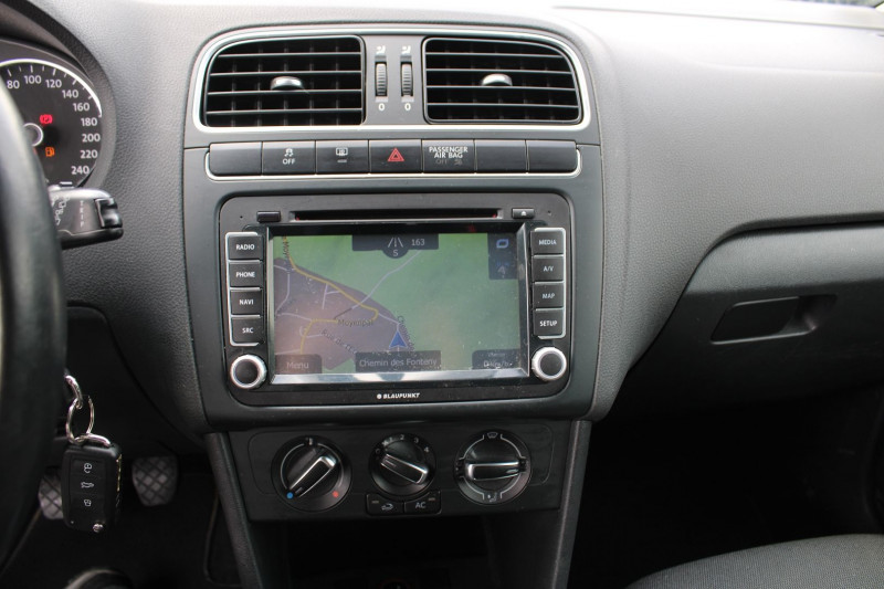 Photo 11 de l'offre de VOLKSWAGEN POLO CONFORTLINE 1L6 TDI 90 CV GPS 3D CLIM AUDIO MP3 JA 15 RADAR BLUETOOTH RÃGULATEUR à 10900€ chez Bougel transactions
