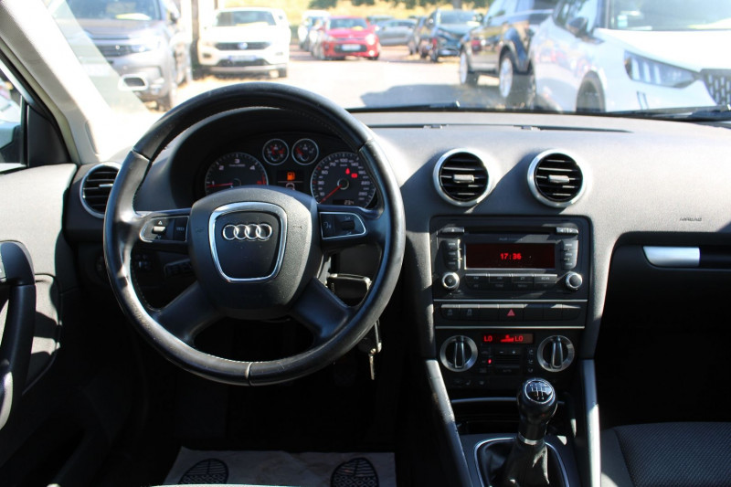 Photo 10 de l'offre de AUDI A3 SPORTBACK 1.6 TDI 105CH CLIM AUTO RADAR RADIO CD REGULATEUR à 10500€ chez Bougel transactions