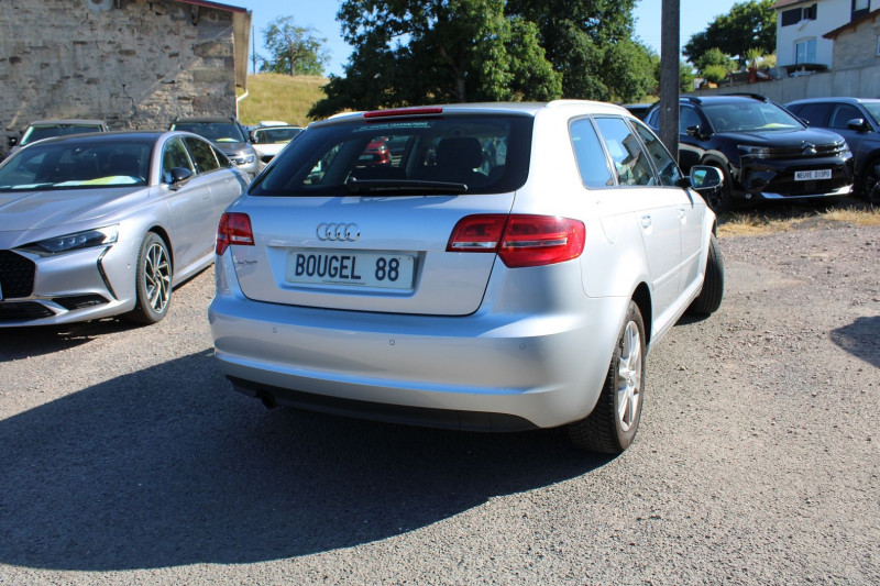 Photo 2 de l'offre de AUDI A3 SPORTBACK 1.6 TDI 105CH CLIM AUTO RADAR RADIO CD REGULATEUR à 10500€ chez Bougel transactions