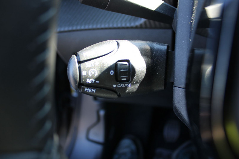 Photo 11 de l'offre de PEUGEOT 2008 PHASE 4 ALLURE 100 CV ESSENCE GPS 3D CAMÃRA AUDIO USB JA 17 FULL LED I-COKPIT RÃGULATEUR à 17800€ chez Bougel transactions