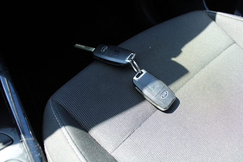 Photo 14 de l'offre de KIA RIO 1L2 MPI 84 CV 5 PORTES URBAN EDITION CAMÃRA CLIM GPS USB ANDROID RÃGULATEUR à 11990€ chez Bougel transactions
