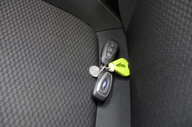 Photo 16 de l'offre de FORD FIESTA ST-LINE SPORT 140 CV ECOBOOST GPS 3D ANDOID USB JA 17 RADAR BLUETOOTH à 12990€ chez Bougel transactions
