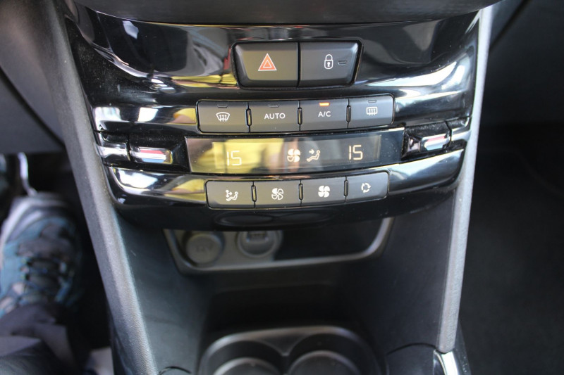 Photo 13 de l'offre de PEUGEOT 2008 II SIGNATURE 82 CV ESSENCE GPS 3D CLIM AUDIO MP3 USB RE RADAR BLUETOOTH RÃGULATEUR à 10990€ chez Bougel transactions
