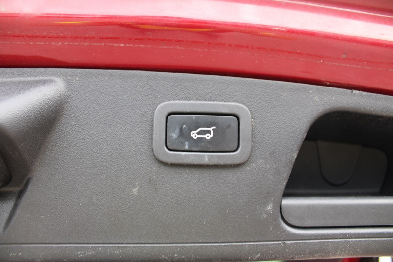 Photo 7 de l'offre de JAGUAR E-PACE 2L DIESEL 150 CV LUXE BOITE 6V CAMÃRA GRAND GPS 3D FULL LEDS RÃGULATEUR ABS CUIR à 21900€ chez Bougel transactions