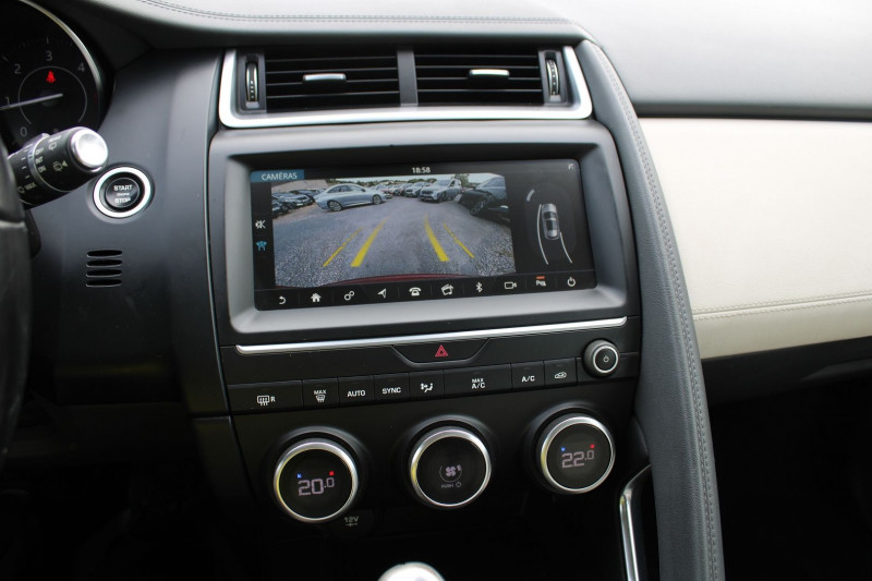 Photo 15 de l'offre de JAGUAR E-PACE 2L DIESEL 150 CV LUXE BOITE 6V CAMÃRA GRAND GPS 3D FULL LEDS RÃGULATEUR ABS CUIR à 21900€ chez Bougel transactions