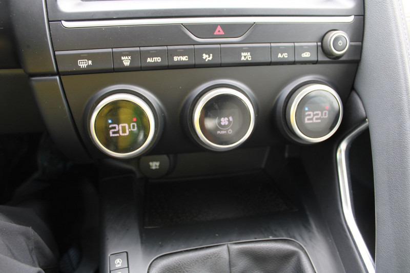 Photo 16 de l'offre de JAGUAR E-PACE 2L DIESEL 150 CV LUXE BOITE 6V CAMÃRA GRAND GPS 3D FULL LEDS RÃGULATEUR ABS CUIR à 21900€ chez Bougel transactions
