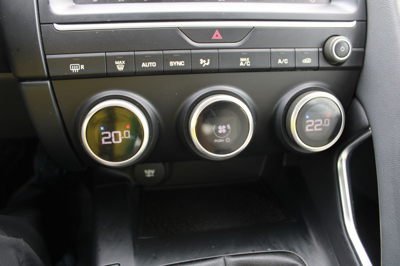 Photo 17 de l'offre de JAGUAR E-PACE 2L DIESEL 150 CV LUXE BOITE 6V CAMÃRA GRAND GPS 3D FULL LEDS RÃGULATEUR ABS CUIR à 21900€ chez Bougel transactions