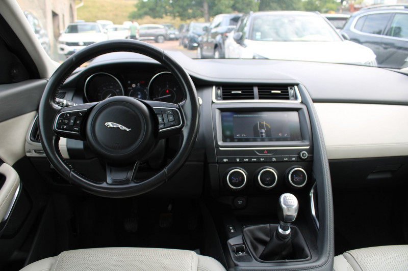 Photo 12 de l'offre de JAGUAR E-PACE 2L DIESEL 150 CV LUXE BOITE 6V CAMÃRA GRAND GPS 3D FULL LEDS RÃGULATEUR ABS CUIR à 21900€ chez Bougel transactions