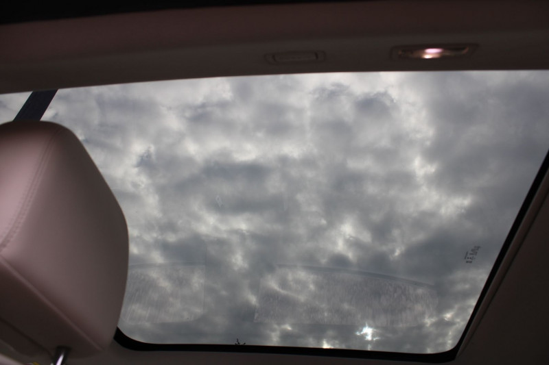 Photo 11 de l'offre de JAGUAR E-PACE 2L DIESEL 150 CV LUXE BOITE 6V CAMÃRA GRAND GPS 3D FULL LEDS RÃGULATEUR ABS CUIR à 21900€ chez Bougel transactions