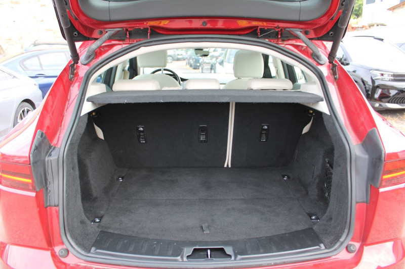 Photo 6 de l'offre de JAGUAR E-PACE 2L DIESEL 150 CV LUXE BOITE 6V CAMÃRA GRAND GPS 3D FULL LEDS RÃGULATEUR ABS CUIR à 21900€ chez Bougel transactions