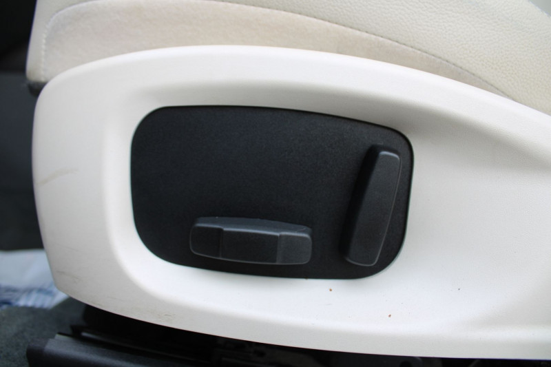 Photo 13 de l'offre de JAGUAR E-PACE 2L DIESEL 150 CV LUXE BOITE 6V CAMÃRA GRAND GPS 3D FULL LEDS RÃGULATEUR ABS CUIR à 21900€ chez Bougel transactions