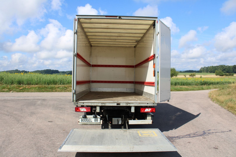 Photo 6 de l'offre de FORD TRANSIT FOURGON 2L TDCI 130 CV BOITE 6V GPS USB CAISSE DÃMÃNAGEMENT MONTE CHARGE CLIMAT RÃGULATE à 19900€ chez Bougel transactions