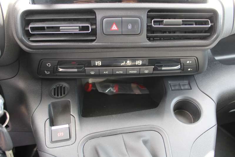 Photo 14 de l'offre de CITROEN BERLINGO 4 BLUEHDI 100 CV FEEL GPS USB CAMÃRA LEDS RÃGULATEUR BLUETOOTH CLIM AUTO ACCOUDOIR à 15990€ chez Bougel transactions