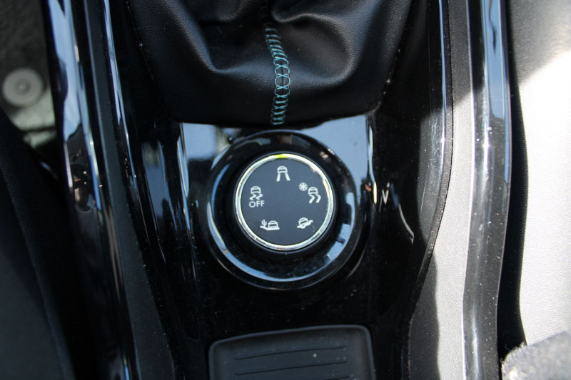 Photo 15 de l'offre de PEUGEOT 2008 II CROSSWAY 110 CV ESSENCE CLIM GPS 3D CAMÃRA JA 17 TOIT PANO USB GRIP RÃGULATEUR à 10990€ chez Bougel transactions