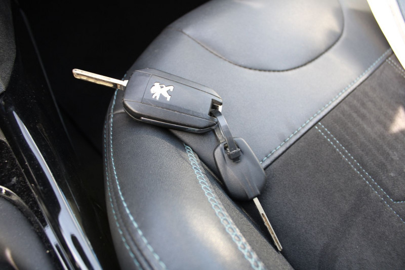 Photo 16 de l'offre de PEUGEOT 2008 II CROSSWAY 110 CV ESSENCE CLIM GPS 3D CAMÃRA JA 17 TOIT PANO USB GRIP RÃGULATEUR à 10990€ chez Bougel transactions