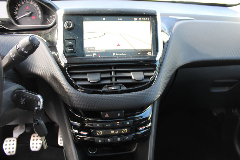 Photo 13 de l'offre de PEUGEOT 2008 II CROSSWAY 110 CV ESSENCE CLIM GPS 3D CAMÃRA JA 17 TOIT PANO USB GRIP RÃGULATEUR à 10990€ chez Bougel transactions