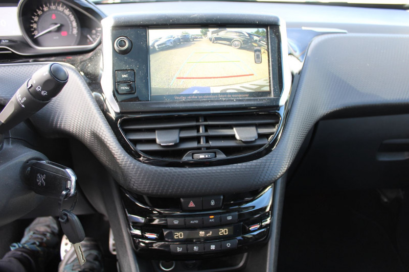 Photo 14 de l'offre de PEUGEOT 2008 II CROSSWAY 110 CV ESSENCE CLIM GPS 3D CAMÃRA JA 17 TOIT PANO USB GRIP RÃGULATEUR à 10990€ chez Bougel transactions