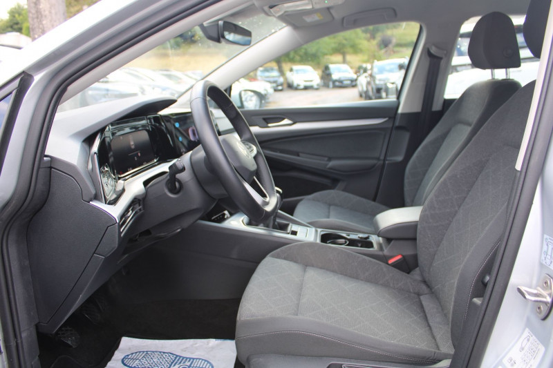 Photo 8 de l'offre de VOLKSWAGEN GOLF 8 LIFE 2L TDI 115 CV GPS 3D I-COKPIT USB JA 16 FULL LED RADAR RÃGULATEUR BLUETOOTH à 22990€ chez Bougel transactions