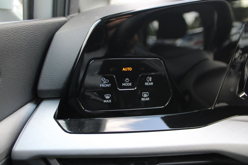 Photo 13 de l'offre de VOLKSWAGEN GOLF 8 LIFE 2L TDI 115 CV GPS 3D I-COKPIT USB JA 16 FULL LED RADAR RÃGULATEUR BLUETOOTH à 22990€ chez Bougel transactions