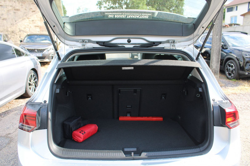 Photo 6 de l'offre de VOLKSWAGEN GOLF 8 LIFE 2L TDI 115 CV GPS 3D I-COKPIT USB JA 16 FULL LED RADAR RÃGULATEUR BLUETOOTH à 22990€ chez Bougel transactions