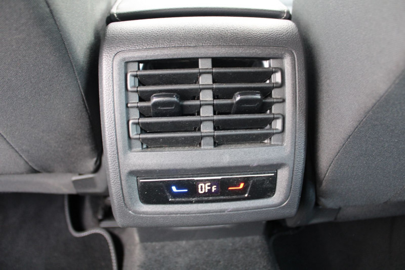 Photo 10 de l'offre de VOLKSWAGEN GOLF 8 LIFE 2L TDI 115 CV GPS 3D I-COKPIT USB JA 16 FULL LED RADAR RÃGULATEUR BLUETOOTH à 22990€ chez Bougel transactions
