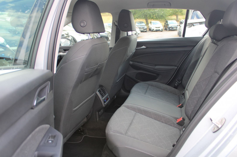 Photo 9 de l'offre de VOLKSWAGEN GOLF 8 LIFE 2L TDI 115 CV GPS 3D I-COKPIT USB JA 16 FULL LED RADAR RÃGULATEUR BLUETOOTH à 22990€ chez Bougel transactions
