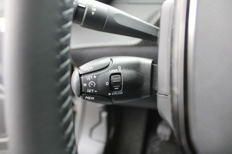 Photo 11 de l'offre de PEUGEOT 2008 PHASE 4 ALLURE 100 CV GPS 3D CAMÃRA MP3 JA 17 USB I-COKPIT FULL LED RÃGULATEUR BLUETOOTH à 19990€ chez Bougel transactions