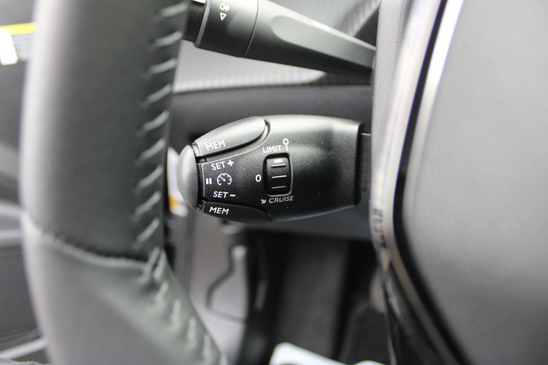 Photo 11 de l'offre de PEUGEOT 2008 PHASE 4 ALLURE 100 CV GPS 3D CAMÃRA MP3 JA 17 USB I-COKPIT FULL LED RÃGULATEUR BLUETOOTH à 19990€ chez Bougel transactions