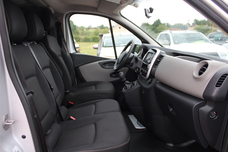 Photo 8 de l'offre de RENAULT TRAFIC MINIBUS DCI 125 CV L1 "9 PLACES" GPS 3D R-LINK MP3 USB GRIP BLUETOOTH RÃGULATEUR à 18900€ chez Bougel transactions