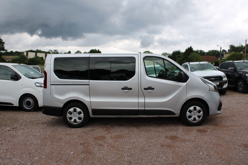 Photo 5 de l'offre de RENAULT TRAFIC MINIBUS DCI 125 CV L1 "9 PLACES" GPS 3D R-LINK MP3 USB GRIP BLUETOOTH RÃGULATEUR à 18900€ chez Bougel transactions