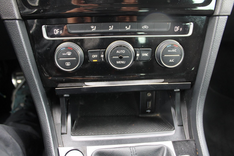 Photo 14 de l'offre de VOLKSWAGEN GOLF 7 ALLSTAR GPS 3D CLIM 2L TDI 150 CV CAMÃRA RE AUDIO USB JA 16 BLUETOOTH RÃGULATEUR à 13990€ chez Bougel transactions