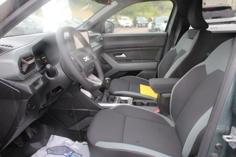 Photo 8 de l'offre de DACIA DUSTER VI EXTREME TCE 130 CV "4X4" GPS 3D CAMÃRA RE USB JA 17 FULL LED I-COKPIT PACK HIVER à 28900€ chez Bougel transactions