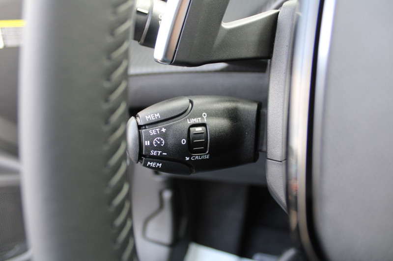 Photo 12 de l'offre de PEUGEOT 2008 PHASE 4 ALLURE 145 CV HYBRIDE GPS 3D I-COKPIT FULL LED JA 17 RÃGULATEUR BOITE AUTO DCS-6 à 26990€ chez Bougel transactions