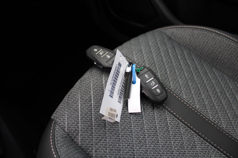 Photo 16 de l'offre de PEUGEOT 2008 PHASE 4 ALLURE 145 CV HYBRIDE GPS 3D I-COKPIT FULL LED JA 17 RÃGULATEUR BOITE AUTO DCS-6 à 26990€ chez Bougel transactions
