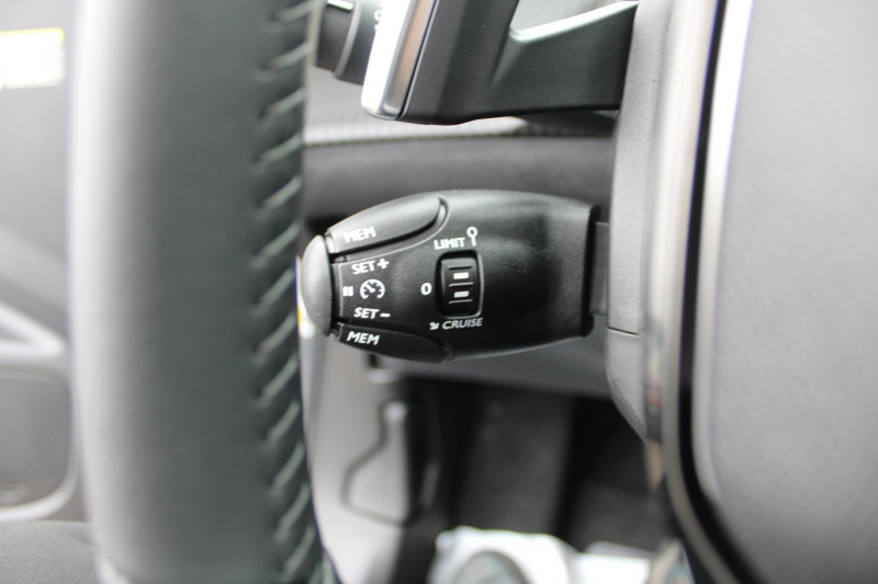 Photo 11 de l'offre de PEUGEOT 2008 PHASE 4 ALLURE 145 CV HYBRIDE GPS 3D I-COKPIT FULL LED JA 17 RÃGULATEUR BOITE AUTO DCS-6 à 26990€ chez Bougel transactions
