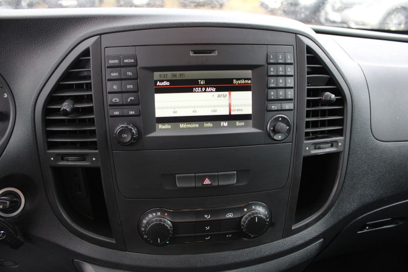 Photo 10 de l'offre de MERCEDES-BENZ VITO FG 109 CDI COMPACT PACK CLIM ATTELAGE AUDIO USB RÃGULATEUR BLUETOOTH RABILLAGE BOIS à 15900€ chez Bougel transactions