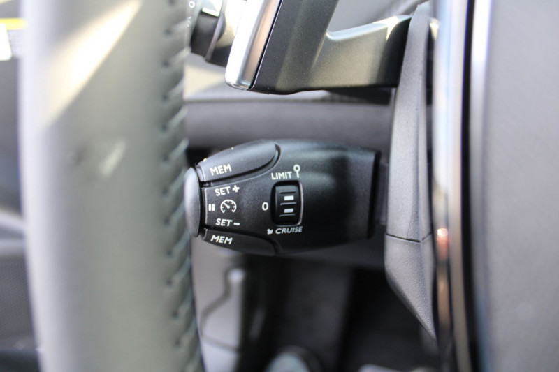 Photo 11 de l'offre de PEUGEOT 2008 PHASE 4 ALLURE 145 CV HYBRIDE GPS 3D I-COKPIT FULL LED JA 17 RÃGULATEUR BOITE AUTO DCS-6 à 26990€ chez Bougel transactions