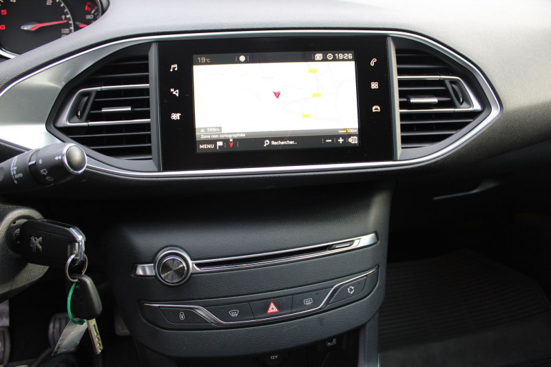 Photo 12 de l'offre de PEUGEOT 308 III 1L6 HDI 120 CV ALLURE GPS 3D CLIM MI/CUIR USB JA 16 RADAR BLUETOOTH RÃGULATEUR à 13500€ chez Bougel transactions